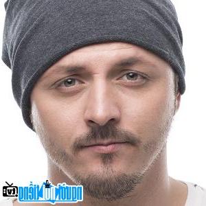 Một hình ảnh chân dung của Ca sĩ nhạc pop Daniel Kajmakoski