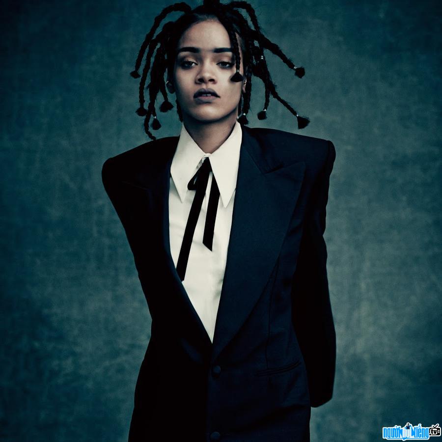 Hình ảnh mới lạ của nữ ca sĩ Rihanna