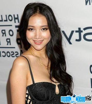 Nữ diễn viên Wenwen Han gợi cảm trong bộ váy đen