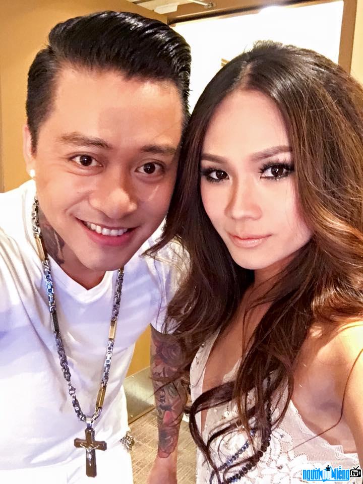  Singer Anh Minh along with singer Tuan Hung