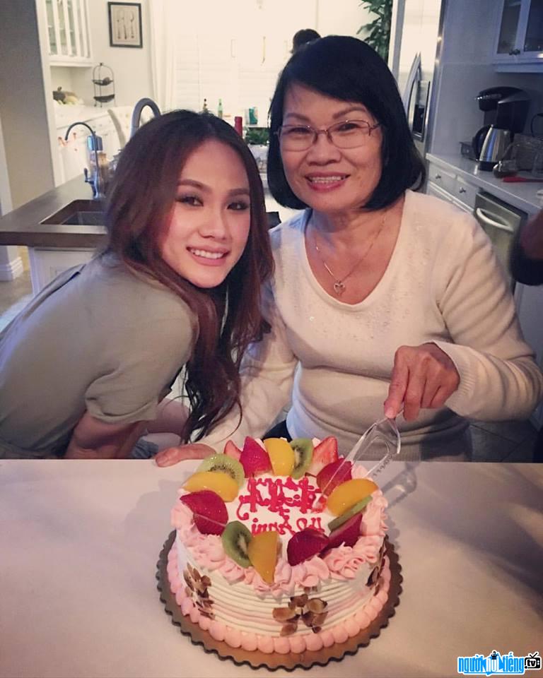  singer Anh Minh with his mother