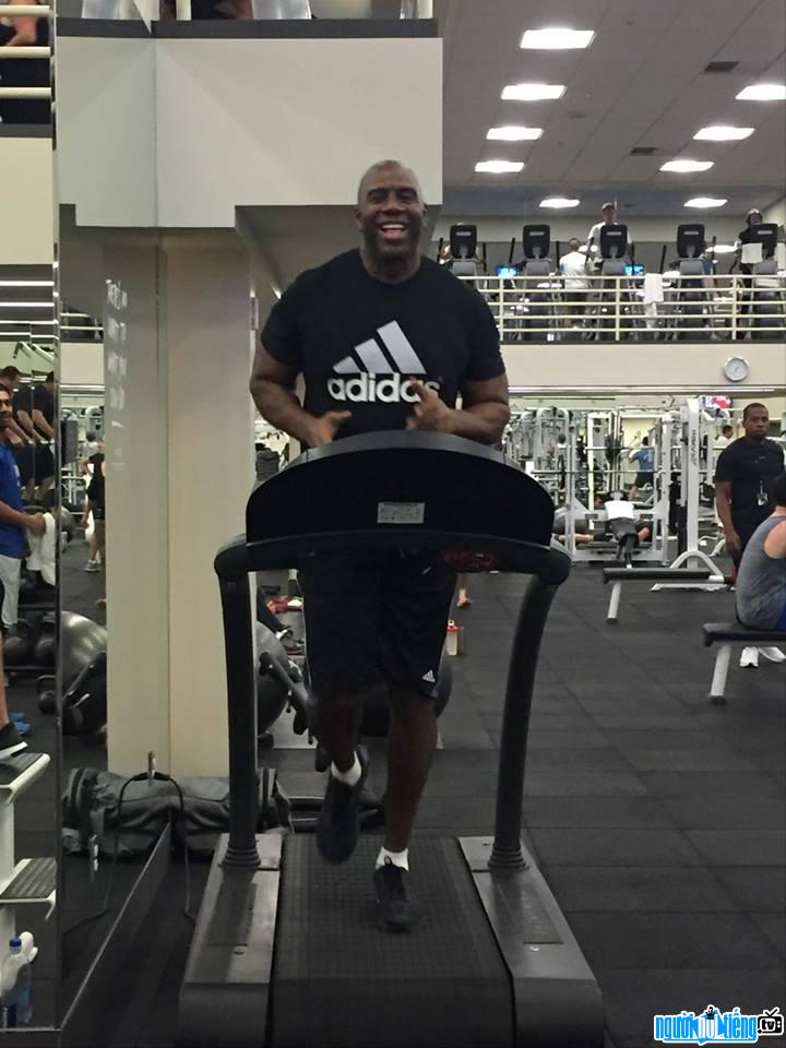 Hình ảnh cựu cầu thủ  Magic Johnson đang tập tại phòng tập gym