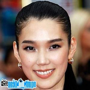 Một hình ảnh chân dung của Người mẫu Tao Okamoto