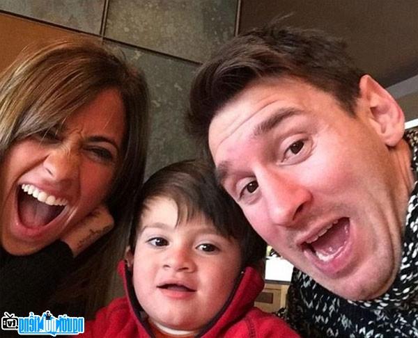 Antonella Roccuzzo radiant with Messi and son