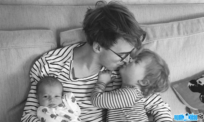 Image of singer Tom Fletcher showing love with his two sons