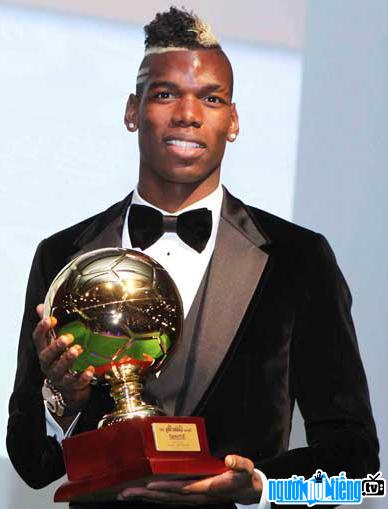 Picture of Footballer Paul Pogba and his award