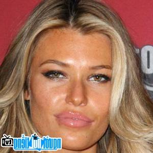 Latest Picture Of Model Samantha Hoopes