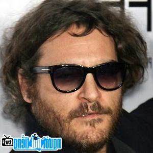Một hình ảnh chân dung của Diễn viên nam Joaquin Phoenix