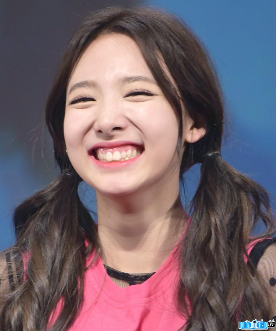 Nayeon được nhiều người yêu mến bởi chiếc răng thỏ đáng yêu