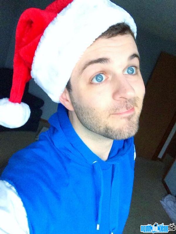 Vine Curtis Lepore star photo posing with Santa's hat