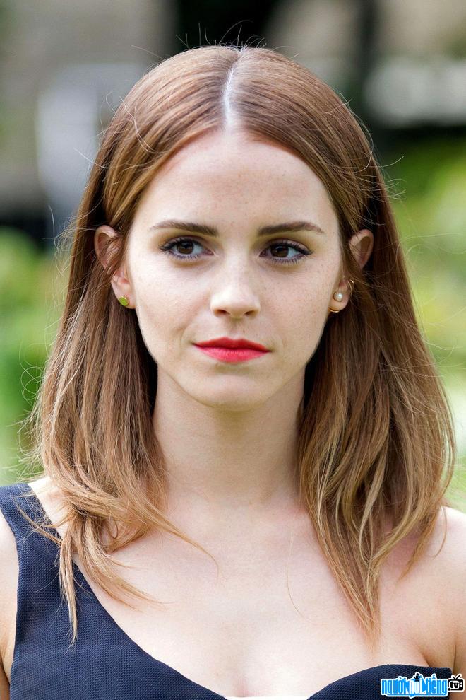 Watching the sexy look of actress Emma Watson