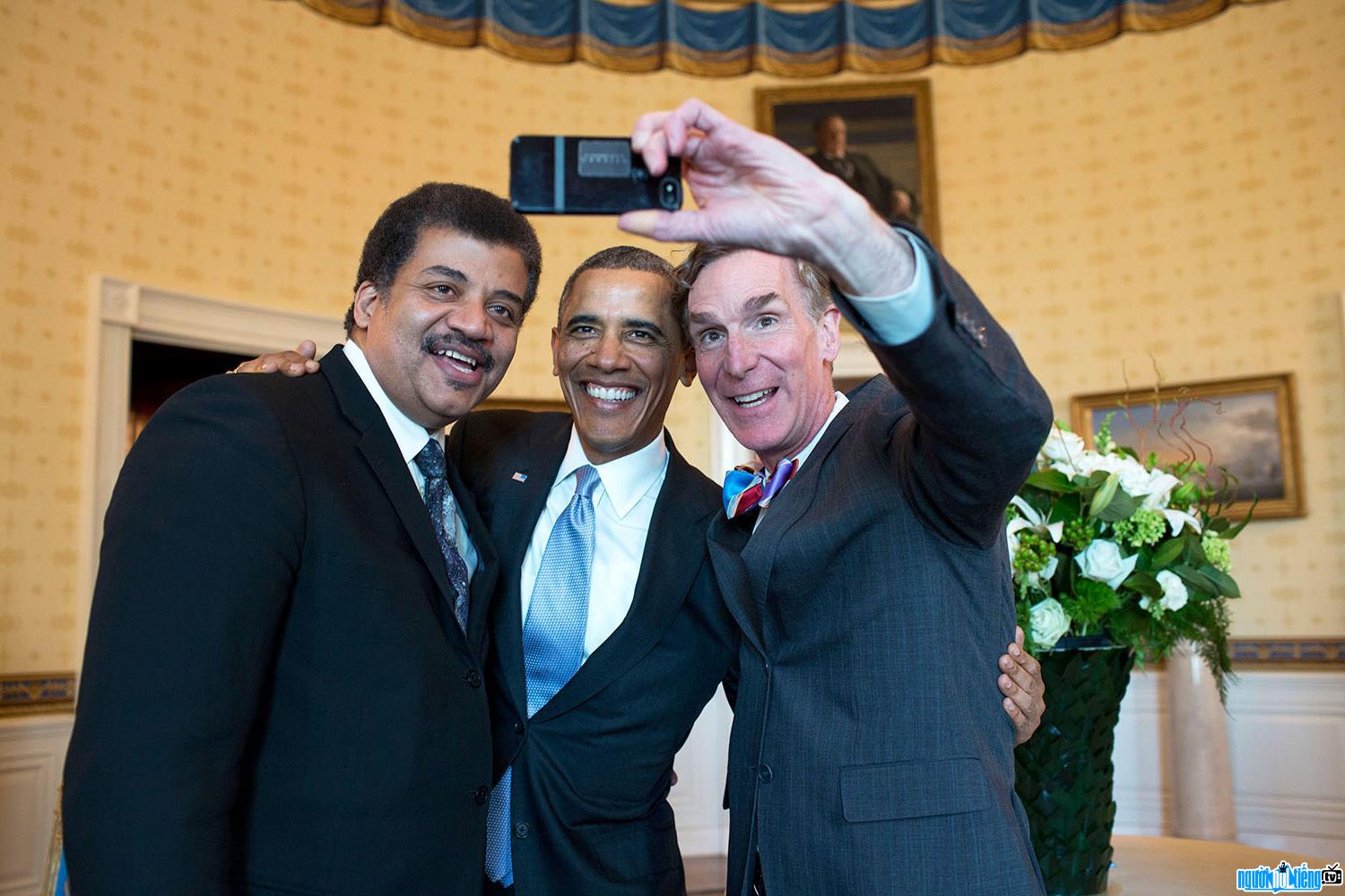 Neil deGrasse Tyson photo taken with President Obama at the White House
