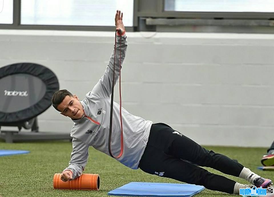 Cầu thủ bóng đá Philippe Coutinho trong lúc luyện tập