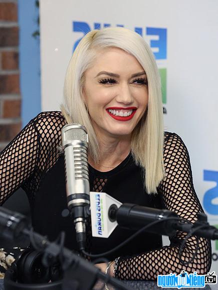 Hình ảnh của nữ ca sĩ Gwen Stefani tại một cuộc họp báo