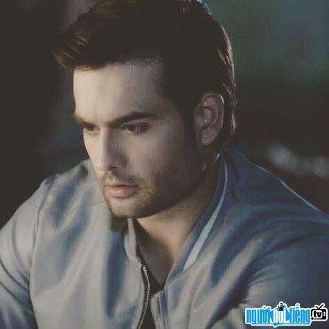Actor Vivian Dsena owns handsome face and standard body of a model