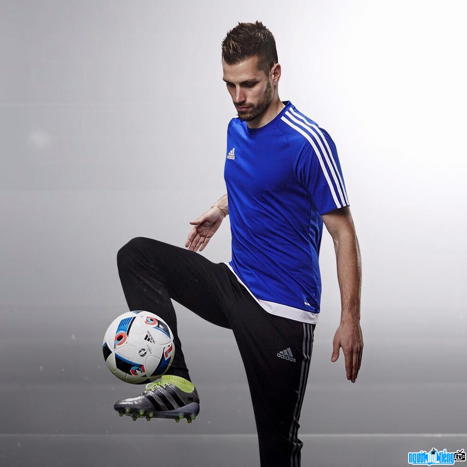 Picture of Morgan Schneiderlin player performing with the ball