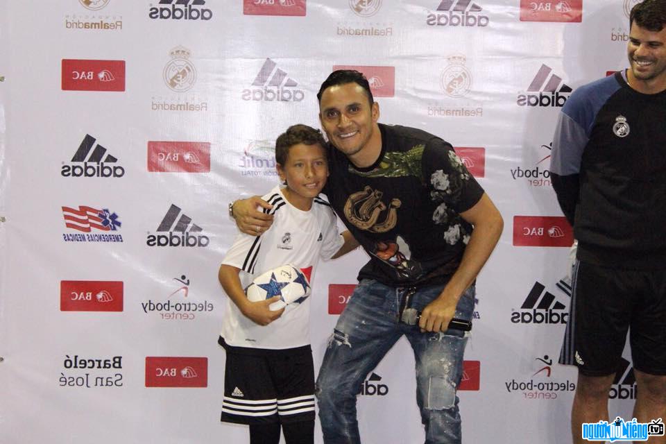 Cầu thủ bóng đá Keylor Navas cùng fan nhí trong một sự kiện