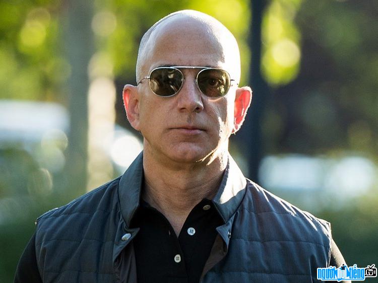 Doanh nhân Jeff Bezos là người giàu có nhất thế giới do tạp chí Forbes bình chọn