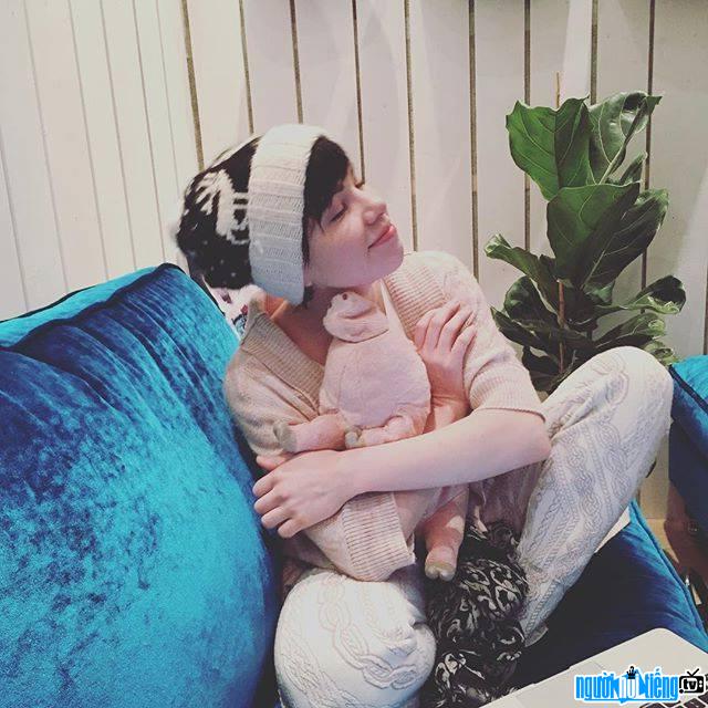  Photo of singer Carly Rae Jepsen with her pet