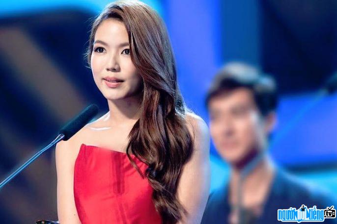 A picture of actress Rui En at an awards ceremony