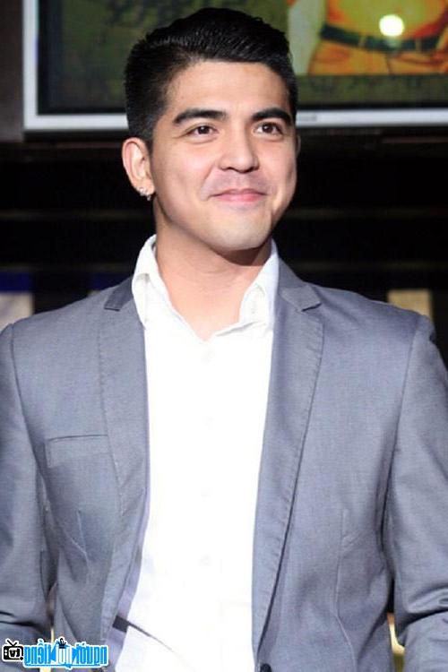 Actor Mark Herras has a handsome face and peach blossom