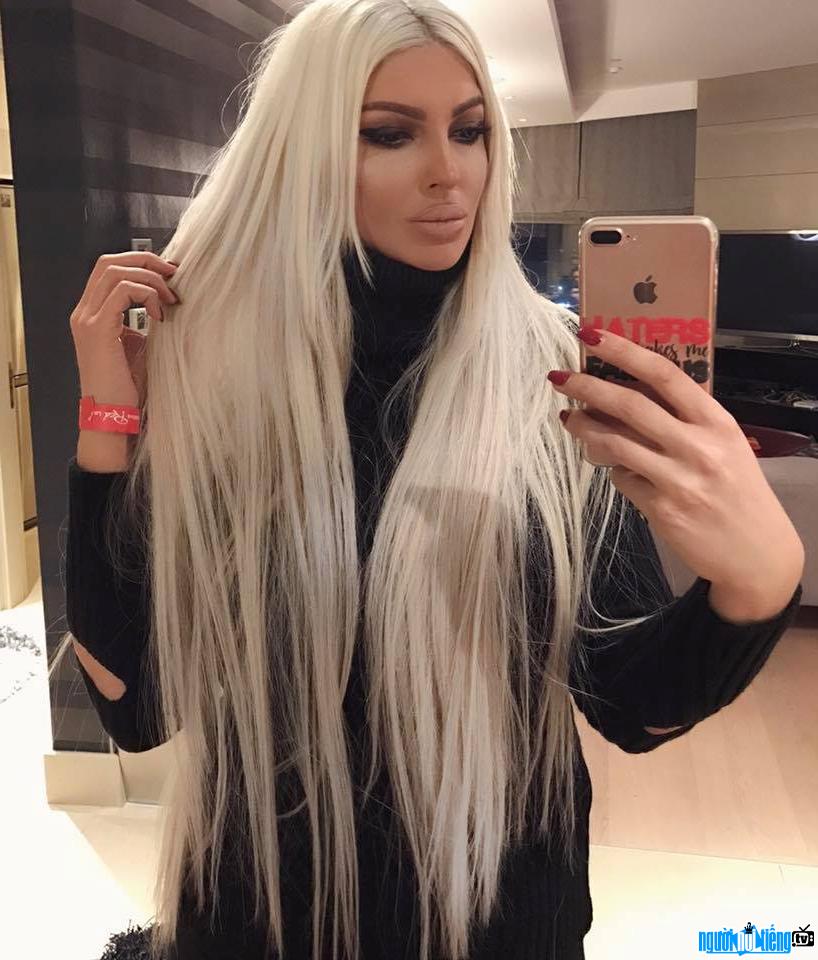Một hình ảnh selfie của nữ ca sĩ nhạc pop Jelena Karleusa