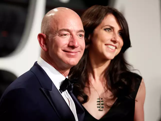 Photo of businessman Jeff Bezos and Mr. wife when she is happy