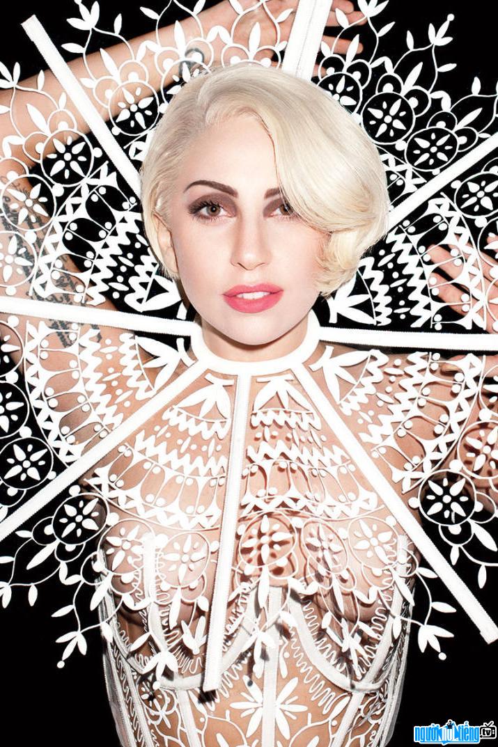 Lady Gaga là nghệ sĩ có gu ăn mặc khác người