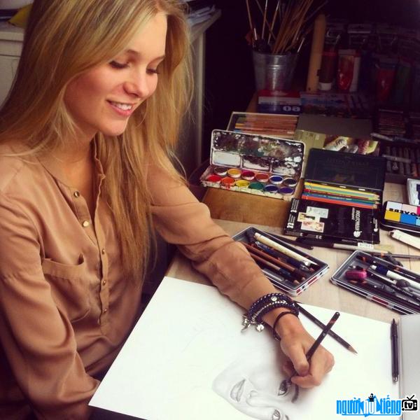 Picture of artist Lynn Spoor drawing portraits