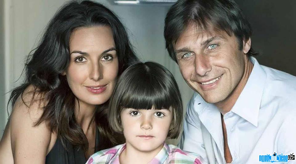 Photo of Coach Antonio Conte with his wife and daughter