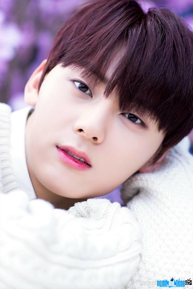 Hwang Min-hyun's lovely picture