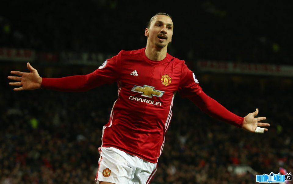 Image of player Zlatan Ibrahimovic in a Manchester United shirt