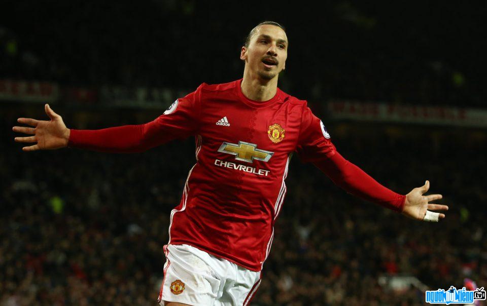 Hình ảnh cầu thủ Zlatan Ibrahimovic trong màu áo của câu lạc bộ Manchester United