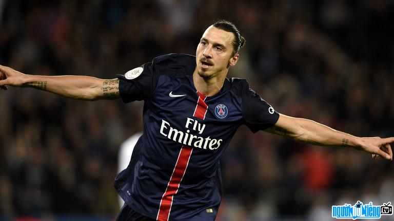 Hình ảnh cầu thủ Zlatan Ibrahimovic đang ăn mừng chiến thắng