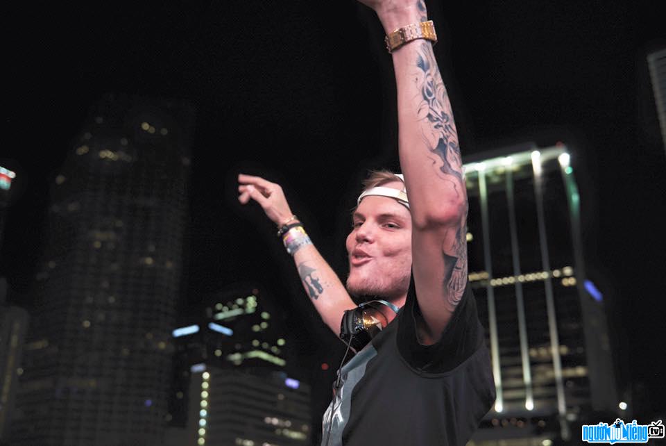 Hình ảnh DJ Avicii đang chơi nhạc trên một sân khấu âm nhạc