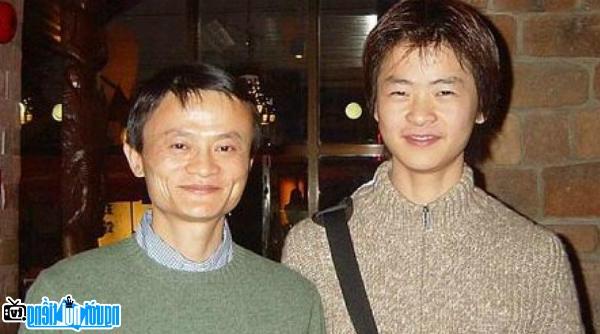  Jack Ma with his son Nguyen Khon