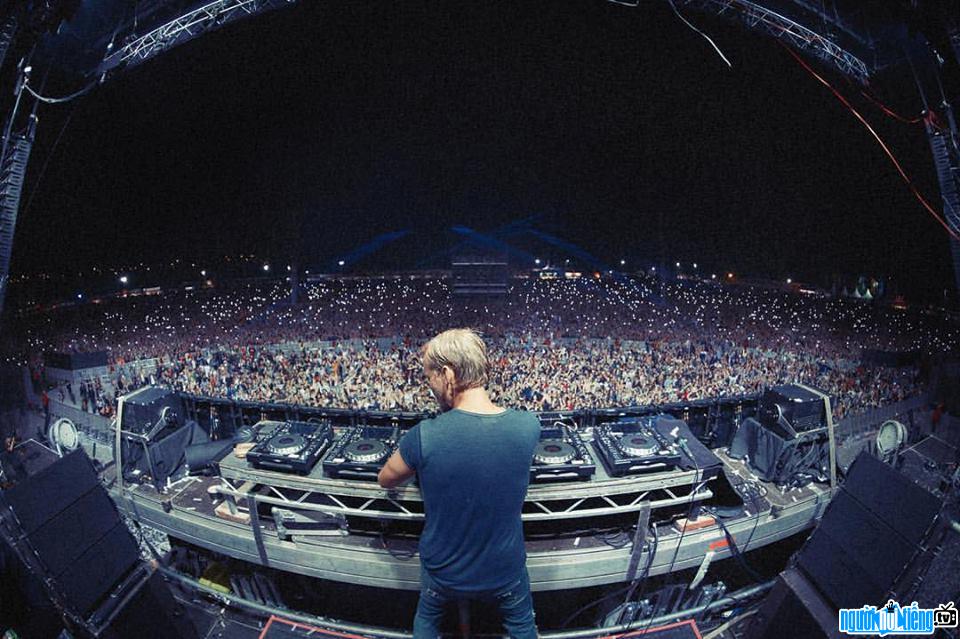Bức ảnh DJ Avicii đang biểu biễn trên một sân khấu lớn