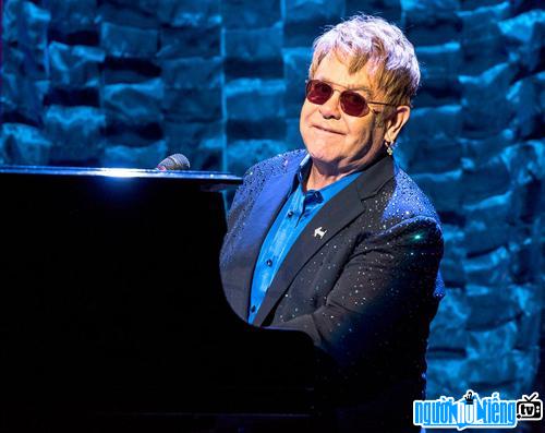 Elton John là một nghệ sĩ vĩ đại của làng âm nhạc quốc tế