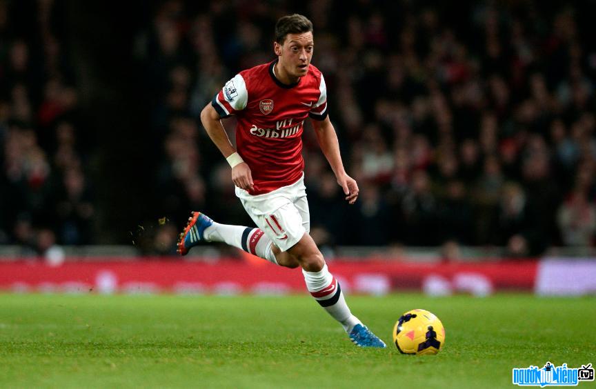 Mesut Ozil Player's Photo dribbling on the pitch