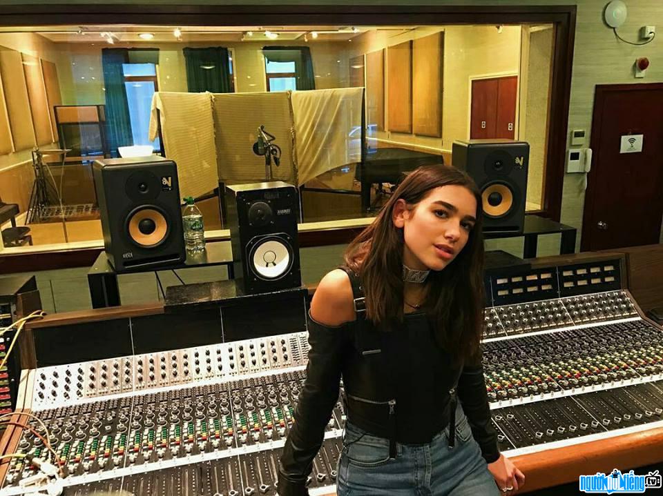 Hình ảnh nữ ca sĩ Dua Lipa tại phòng thu âm