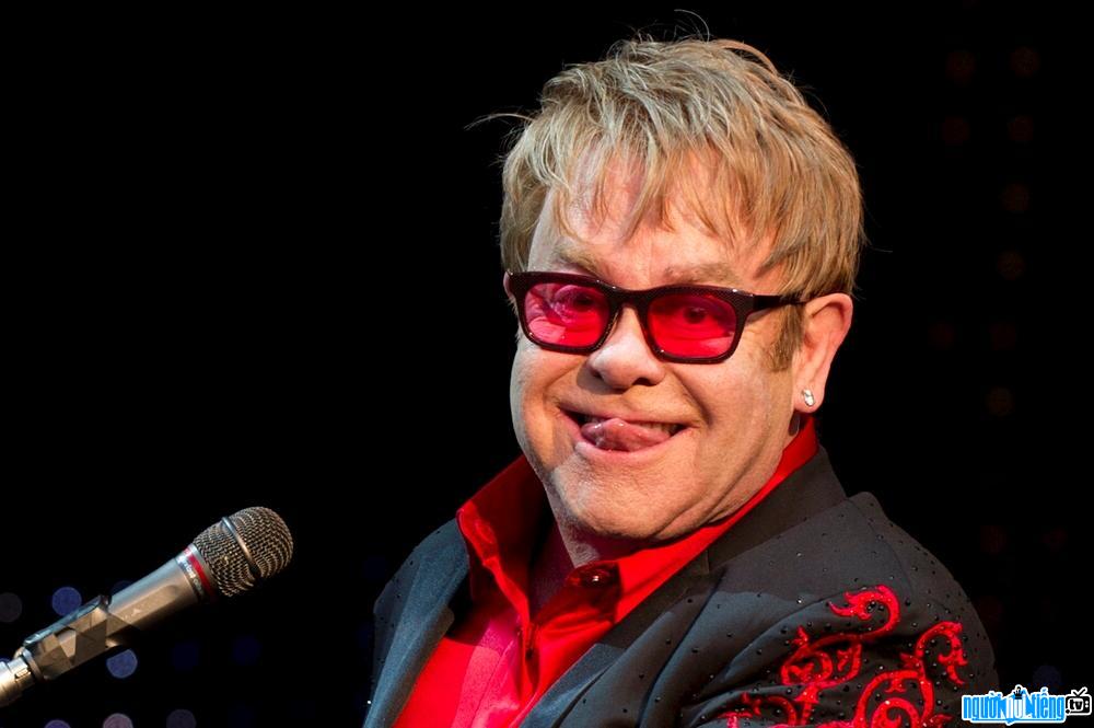 Hình ảnh nhà soạn nhạc Elton John đang biểu diễn trên sân khấu