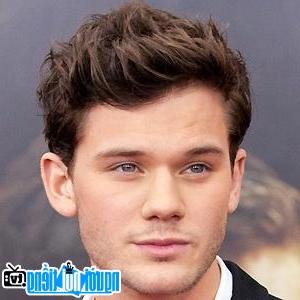 A New Picture of Jeremy Irvine- Famous British Actor