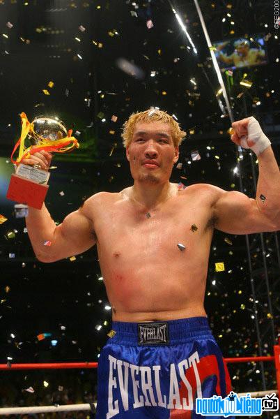 Hình ảnh VĐV tổng hợp MMA Choi Hong-man khi nhận cup