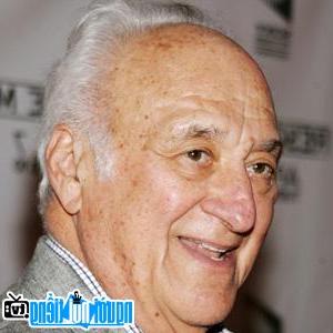 A portrait picture of Male TV actor Jerry Adler