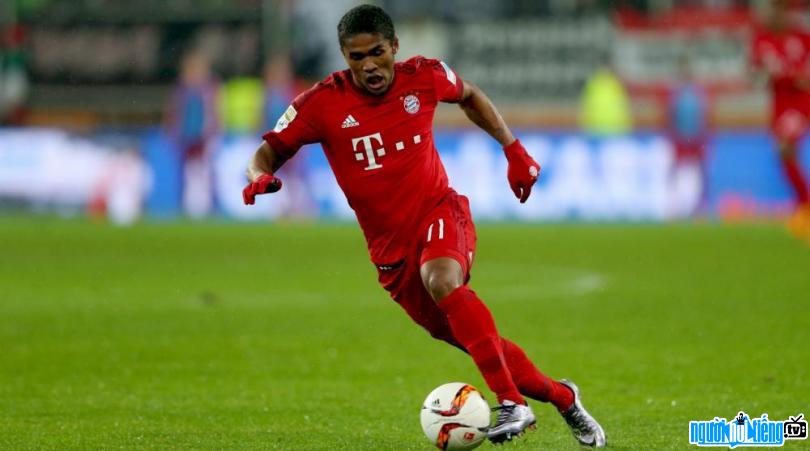 Soccer Douglas Costa impressed with his dribbling skills
