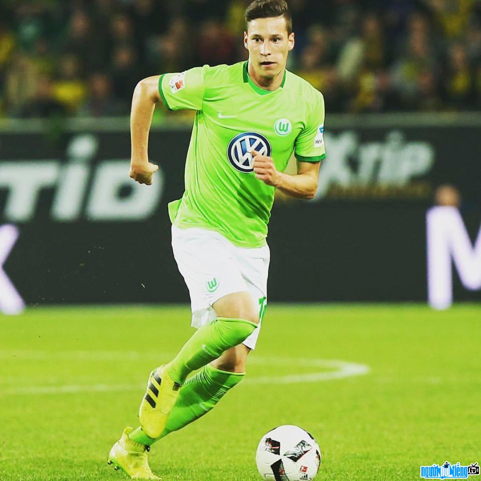 Julian Draxler Player Picture dribbling on the pitch