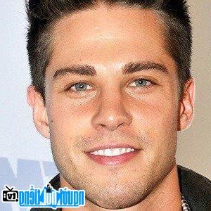 Một hình ảnh chân dung của Ca sĩ nhạc pop Dean Geyer