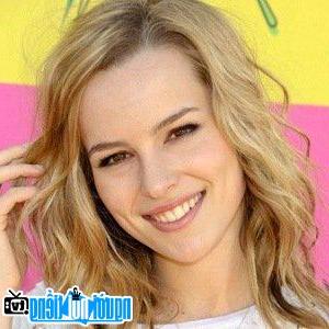 Một hình ảnh chân dung của Nữ diễn viên truyền hình Bridgit Mendler