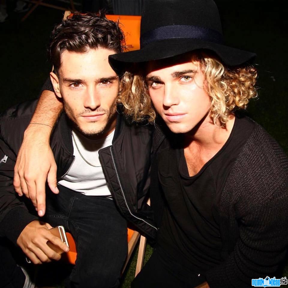 Bức ảnh Sao Instagram Jay Alvarrez (phải) và một người bạn