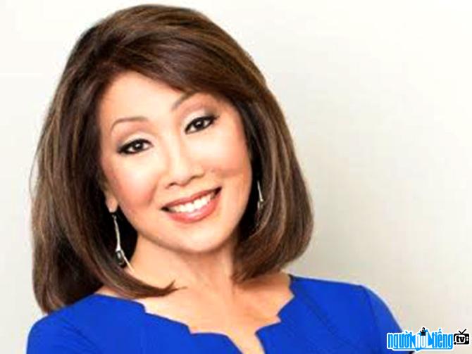 Nhà báo Linda Yu xinh đẹp